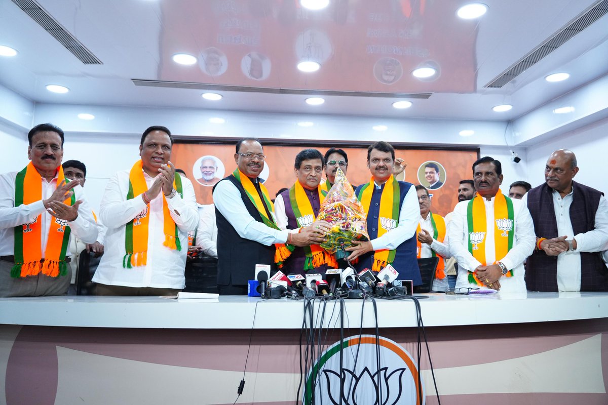 Prakash Gade (@prakashgade13) on Twitter photo जय हो! 🚩
नांदेड जिल्हा भाजपमय झाला! 🌷
लोकसभा आणि विधानसभा फक्त भाजप आणि भाजप. <a href="/AshokChavanINC/">Ashok Chavan</a> यांचा पक्ष प्रवेश मराठवाड्याला नवीन ताकद मिळाली.
धन्यवाद <a href="/Dev_Fadnavis/">Devendra Fadnavis</a> जी, धन्यवाद <a href="/cbawankule/">Chandrashekhar Bawankule</a> जी. जय हो! 🚩
नांदेड जिल्हा भाजपमय झाला! 🌷
लोकसभा आणि विधानसभा फक्त भाजप आणि भाजप. <a href="/AshokChavanINC/">Ashok Chavan</a> यांचा पक्ष प्रवेश मराठवाड्याला नवीन ताकद मिळाली.
धन्यवाद <a href="/Dev_Fadnavis/">Devendra Fadnavis</a> जी, धन्यवाद <a href="/cbawankule/">Chandrashekhar Bawankule</a> जी.