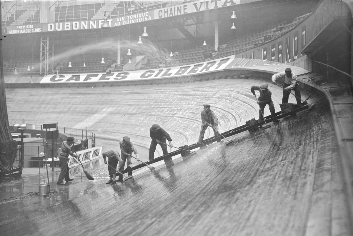 davidguenel's tweet image. Derniers préparatifs au Vel' d'Hiv' avant la grand-messe des 6 jours (1933).