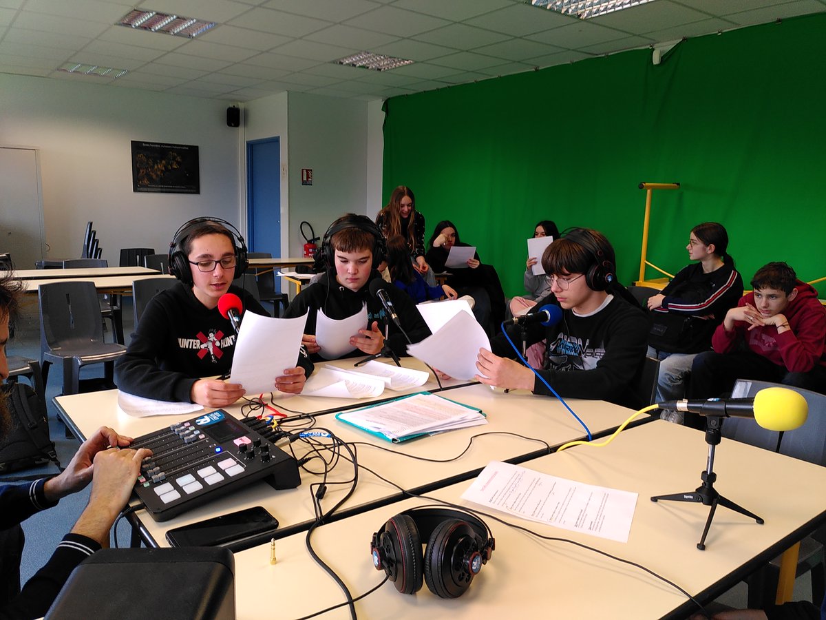 A vos micros ! Un beau projet mêlant Français, EMI et SVT, mené par les 4e de Louis Merle en partenariat avec <a href="/RadioGatine/">Radio Gâtine</a> et <a href="/OCCE_FD/">Fédération Nationale OCCE</a> Merci aux intervenants 👍 cc <a href="/DSDEN79/">DSDEN Deux-Sèvres</a> <a href="/EMI_Poitiers/">CLEMI EMI Poitiers</a> <a href="/DeuxSevres/">79 le Département</a>