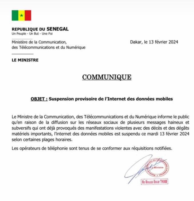 Ilangabet's tweet photo. Internet à nouveau coupé au Sénégal. Qu'est-ce qui se prépare aujourd'hui ?

La dernière fois, des citoyens avaient appelé à enlever le mot de passe de leur box pour aider les manifestants à diffuser les images. #FreeSenegal https://t.co/wImzJE0SyU