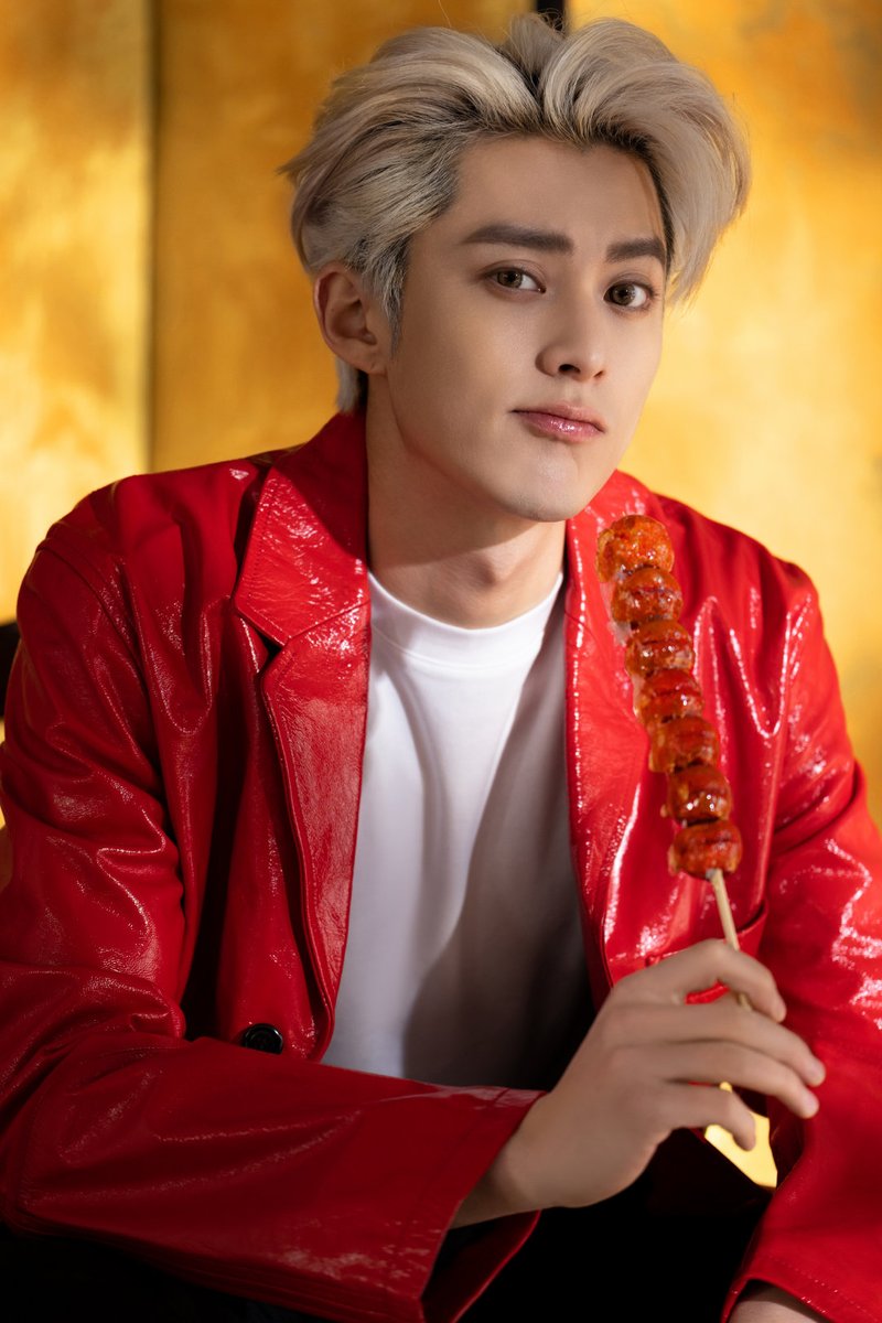 DylanWangSuprem's tweet photo. No quarto dia do Ano Novo Lunar” Dylan vem dar as boas-vindas ao Deus da Cozinha! Desejo a todos boas refeições e comidas deliciosas ao longo das quatro estações!

#wanghedi #dylanwang #China https://t.co/lbDOcBwggb