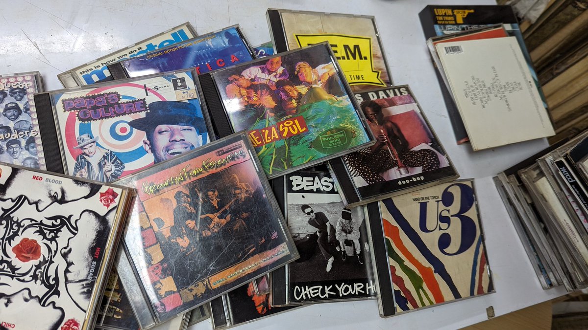 hitman0918's tweet photo. まだMP3とかなかったほんと昔に聴いていたCDの整理整頓中…💿

古いのとかは30年前以上のディスクとかもあって、いくつか日本に持って帰ろうと思うけどまだ聴けますように🙏 https://t.co/fxcJUSUIFz