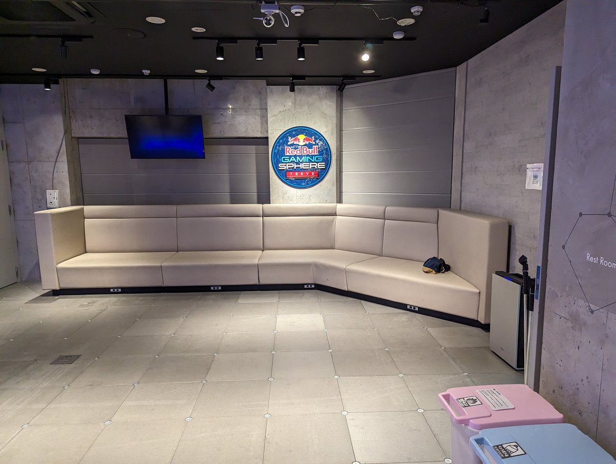 breakingdawn719's tweet photo. Dive to Live mini #3
会場に着きました!
当日参加もできるので、持ち込みたいゲームがあれば遊びましょう!
カードやボードゲームでも大丈夫です!
PCとPS4などもあるので、DL版であれば今からでも遊べます!
#DivetoLive
#RedBullGamingSphereTokyo
申請フォームは↓
https://t.co/fYUWsDpG5D https://t.co/8rZJECKwnG