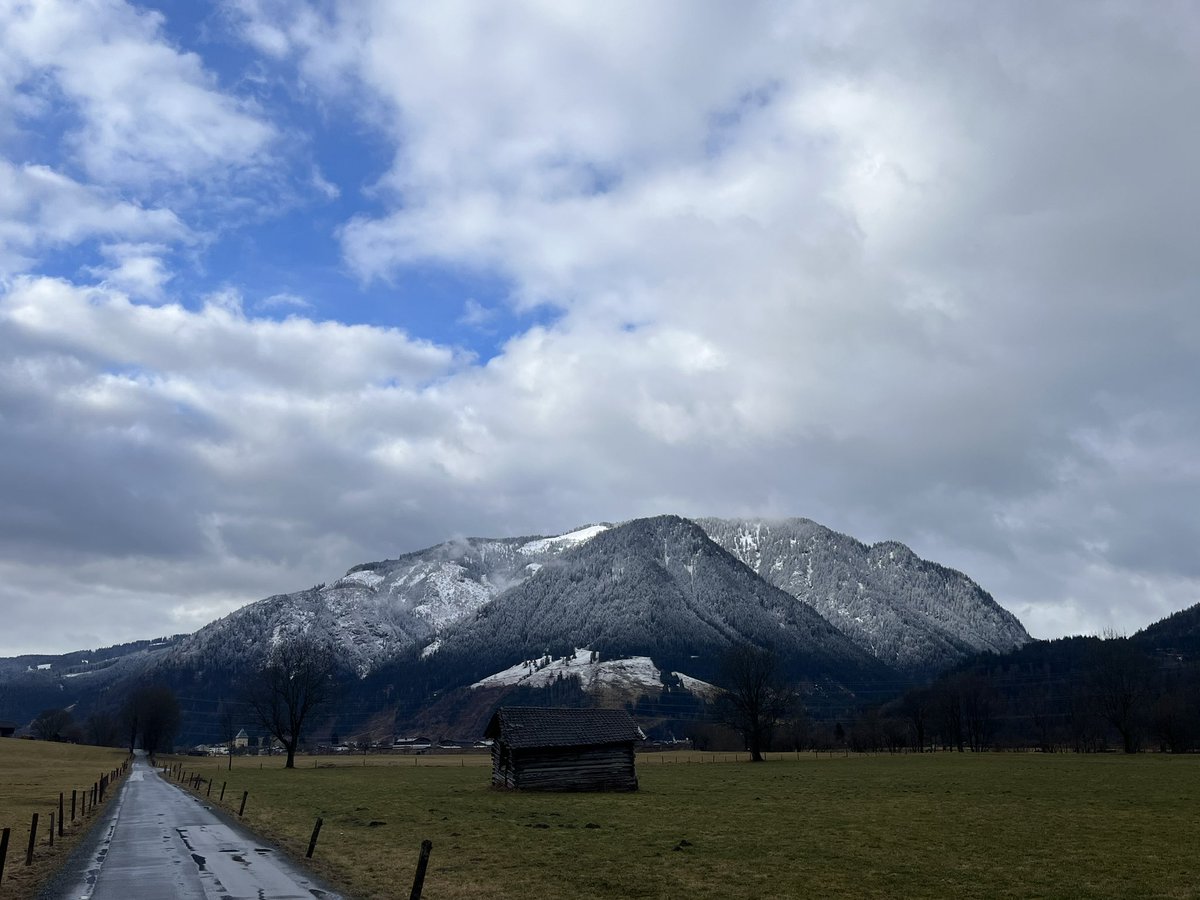 Purplesnow_info's tweet photo. In Oostenrijk hebben we ook een paar koudere dagen waardoor sneeuwgrens afgelopen nacht rond de 800 meter lag, foto Maishofen - Zell am See , dal is 750 meter https://t.co/q7YDM5VNkJ