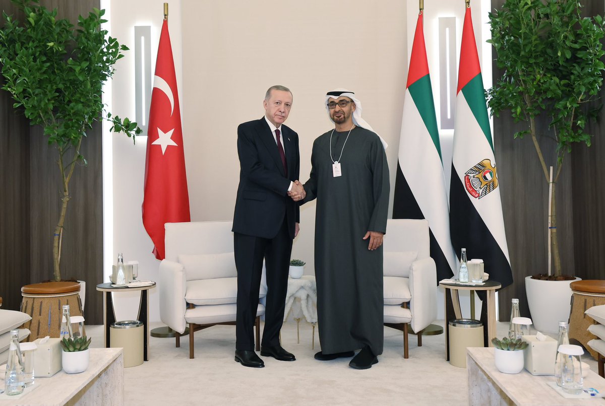 Cumhurbaşkanımız @RTErdogan, Dünya Hükûmetler Zirvesi’ne katılmak üzere bulunduğu Birleşik Arap Emirlikleri’nin (BAE) Dubai şehrinde Birleşik Arap Emirlikleri Devlet Başkanı Şeyh Muhammed Bin Zayed Al Nahyan ile bir araya geldi.