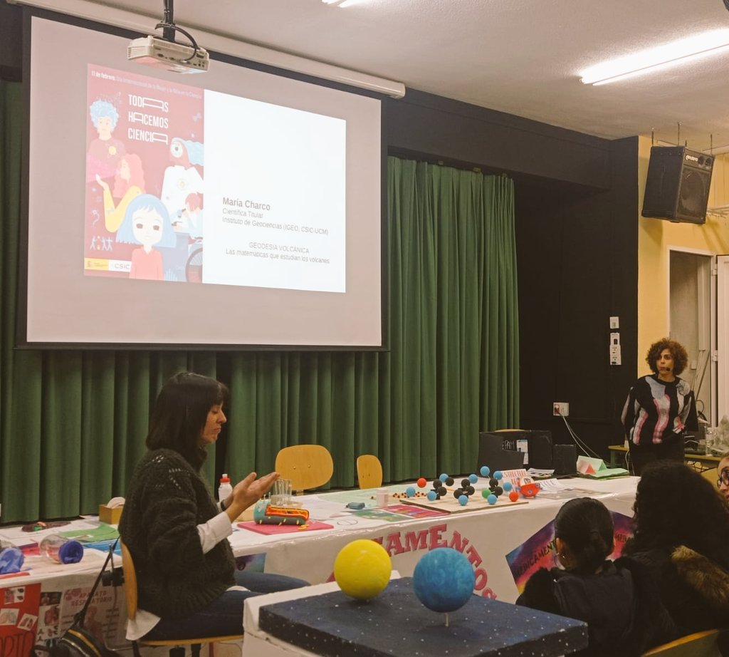 El pasado jueves, nuestra compañera Maria Charco, y con motivo de la celebración de la Semana de la Ciencia en el IES Pedro Duque de Leganés, impartió la charla 'Matemáticas que estudian los volcanes'  
#TodasHacemosCiencia
#11F #11febrero