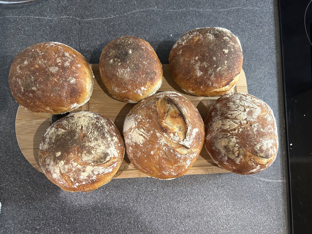 FrauQuagner's tweet image. Es gibt frische Brötchen! 😋😋

#selbstbacken #Brötchen #Weck #selbstgemacht