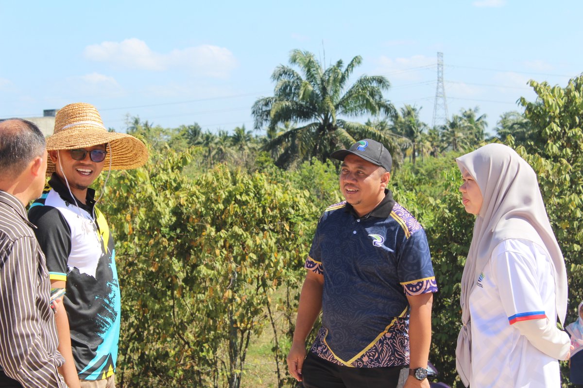 ppkpserai's tweet photo. Program turun padang PPK Padang Serai bersama pihak JPS Kulim, Jabatan Pertanian Kulim, Penghulu Mukim Sidam Kanan, Ketua Unit Peladang Kg. Sentosa dan Sidam Kanan bagi meninjau masalah sistem perparitan dan jalan ladang.
#LPP50Tahun
#LPPMalaysia
#LPPKedah
#LPP4farmers https://t.co/qgDaFEGPN1