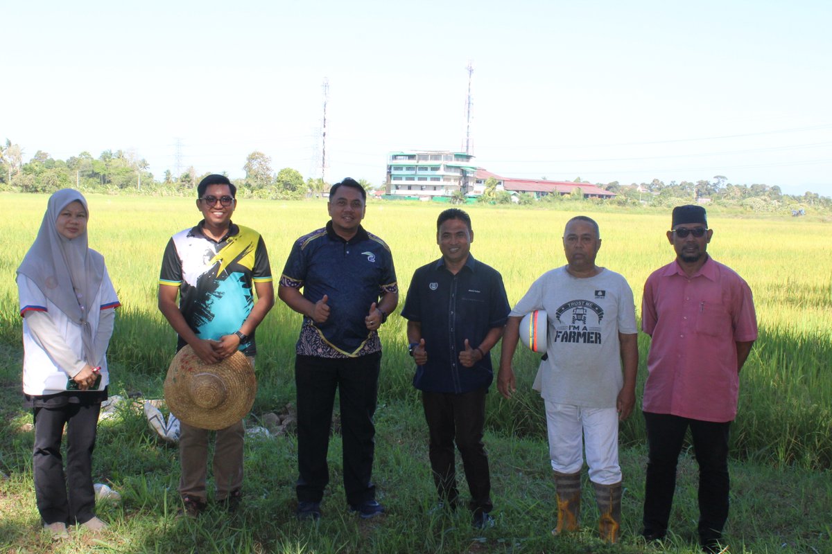 ppkpserai's tweet photo. Program turun padang PPK Padang Serai bersama pihak JPS Kulim, Jabatan Pertanian Kulim, Penghulu Mukim Sidam Kanan, Ketua Unit Peladang Kg. Sentosa dan Sidam Kanan bagi meninjau masalah sistem perparitan dan jalan ladang.
#LPP50Tahun
#LPPMalaysia
#LPPKedah
#LPP4farmers https://t.co/qgDaFEGPN1