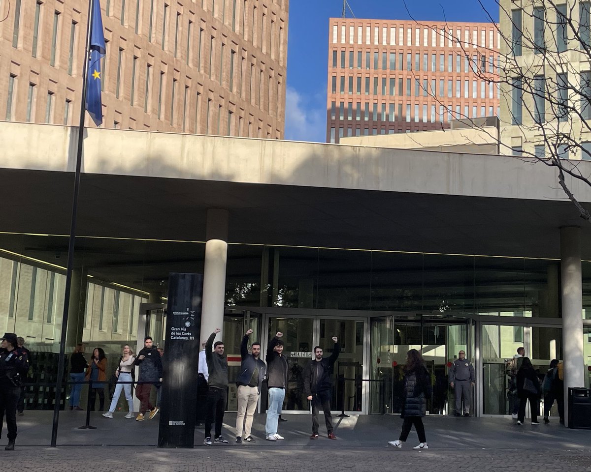 DEFENSA LA UNIVERSITAT, COMBAT EL FEIXISME ✊ tweet media