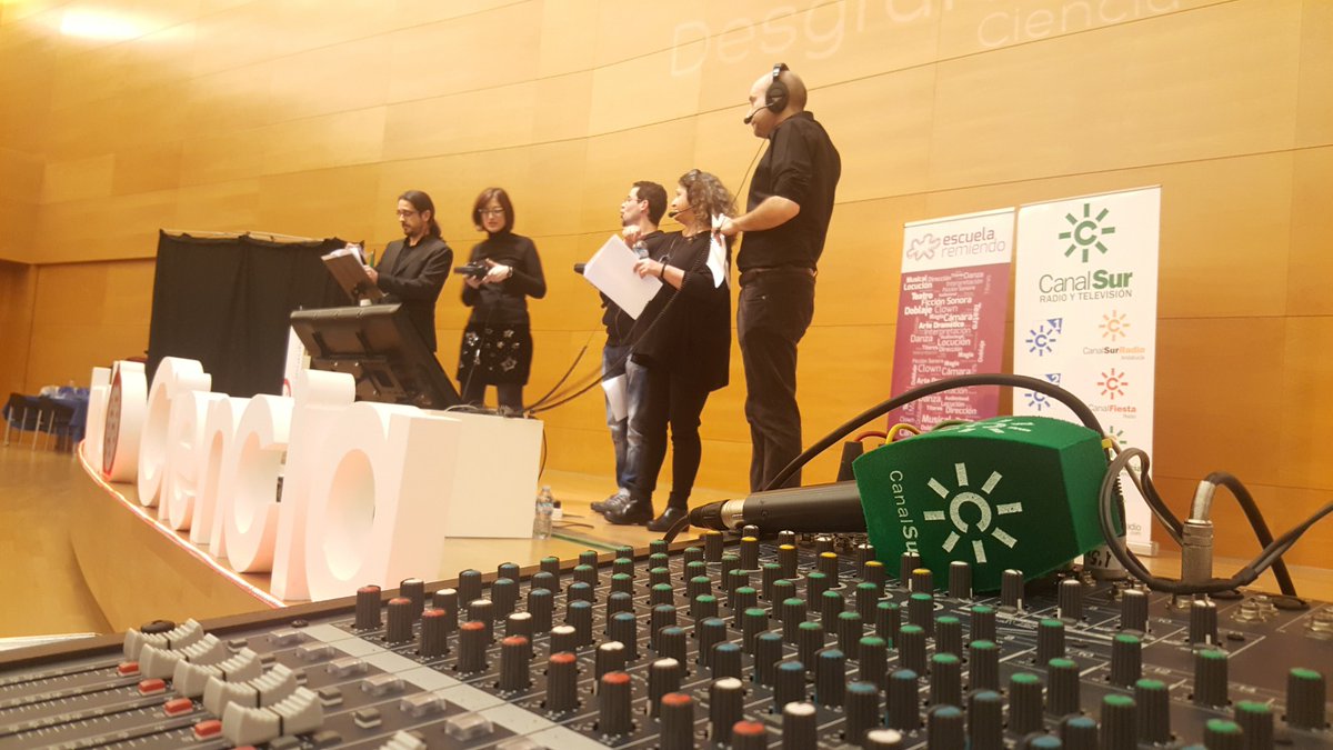 Suescudero's tweet photo. Feliz #DiaMundialdelaRadio https://t.co/MNixsPOFDW
