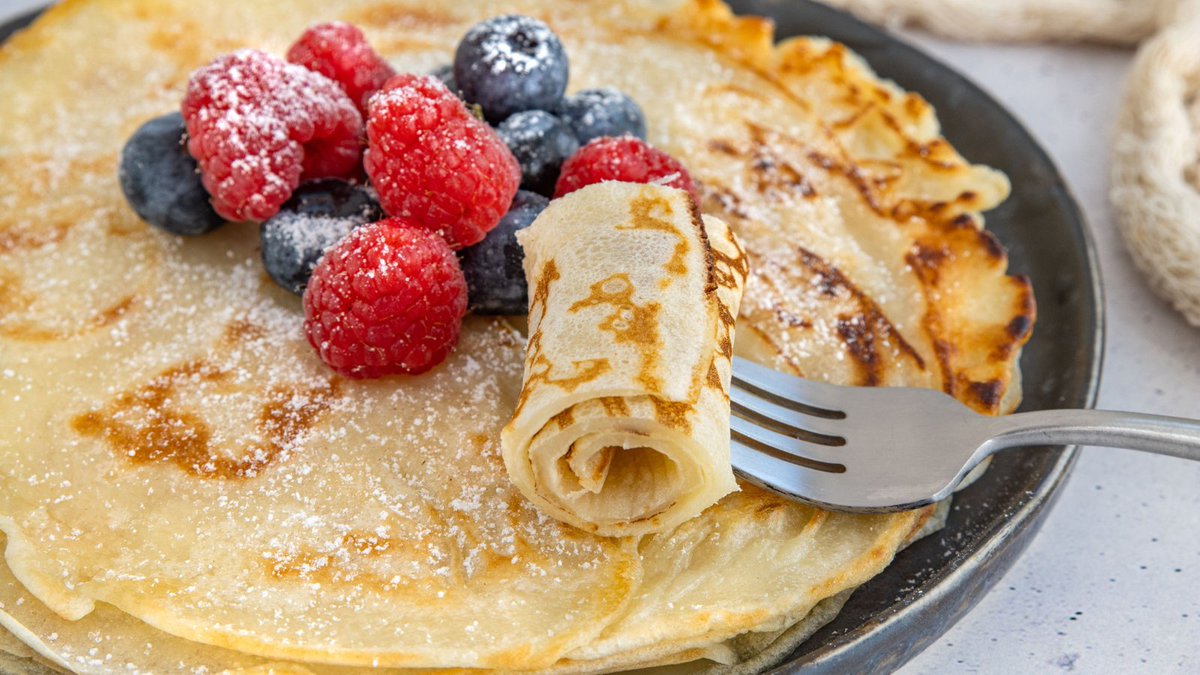 Happy #PancakeDay! 🥞 How do you like your pancakes? Have you tried them with fresh berries and delicious #Cornish @Roddas_Cream? Yum!