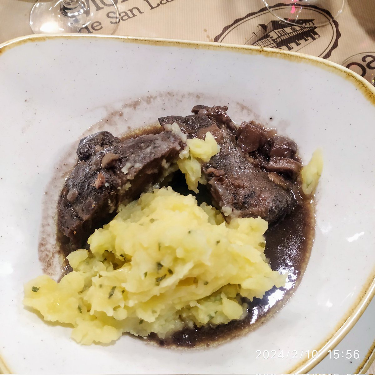 Mmmm... Queso con mermelada de pimiento rojo y carrillera al vino. Exquisita opción en #Cacabelos <a href="/LaMoncloaBierzo/">LaMoncloaSanLazaro</a>