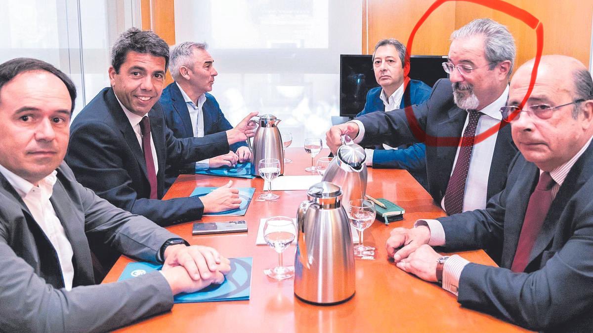 davidcalvoarq's tweet photo. Esto es lo más vomitivo que verás hoy.🤢

Aquí el Diputado de VOX, condenado por maltrato y socio de Mazón:

"La señorita de rojo explicó cuántos Goyas (no sé si con g o con p) se había comido en su carrera".

https://t.co/vkA97JjcUC