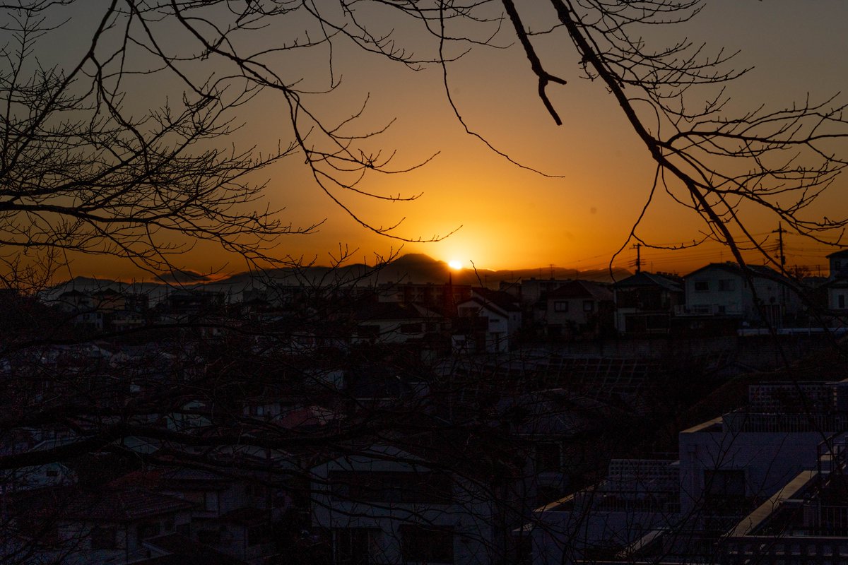 ArbrePrintemps's tweet photo. 富士夕景　多摩丘陵の西に位置する川崎市宮前区���ら遠く富士山や丹沢山系を遠望することができます。

#富士山 
#川崎市
#丹沢
#夕景 https://t.co/fPOdl1Be5F