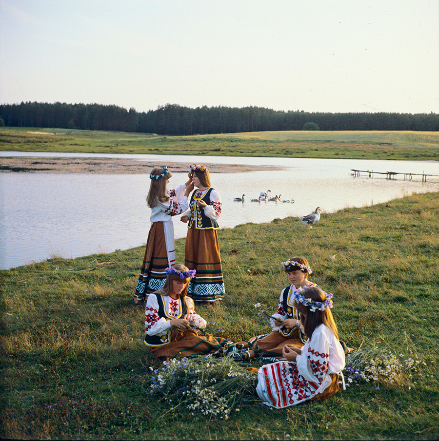 During the celebration of Ivan Kupala feast at the State Museum of Popular Architecture and Life outside Minsk, Byelorussian SSR, 1989 (photo by S. Ivanov)