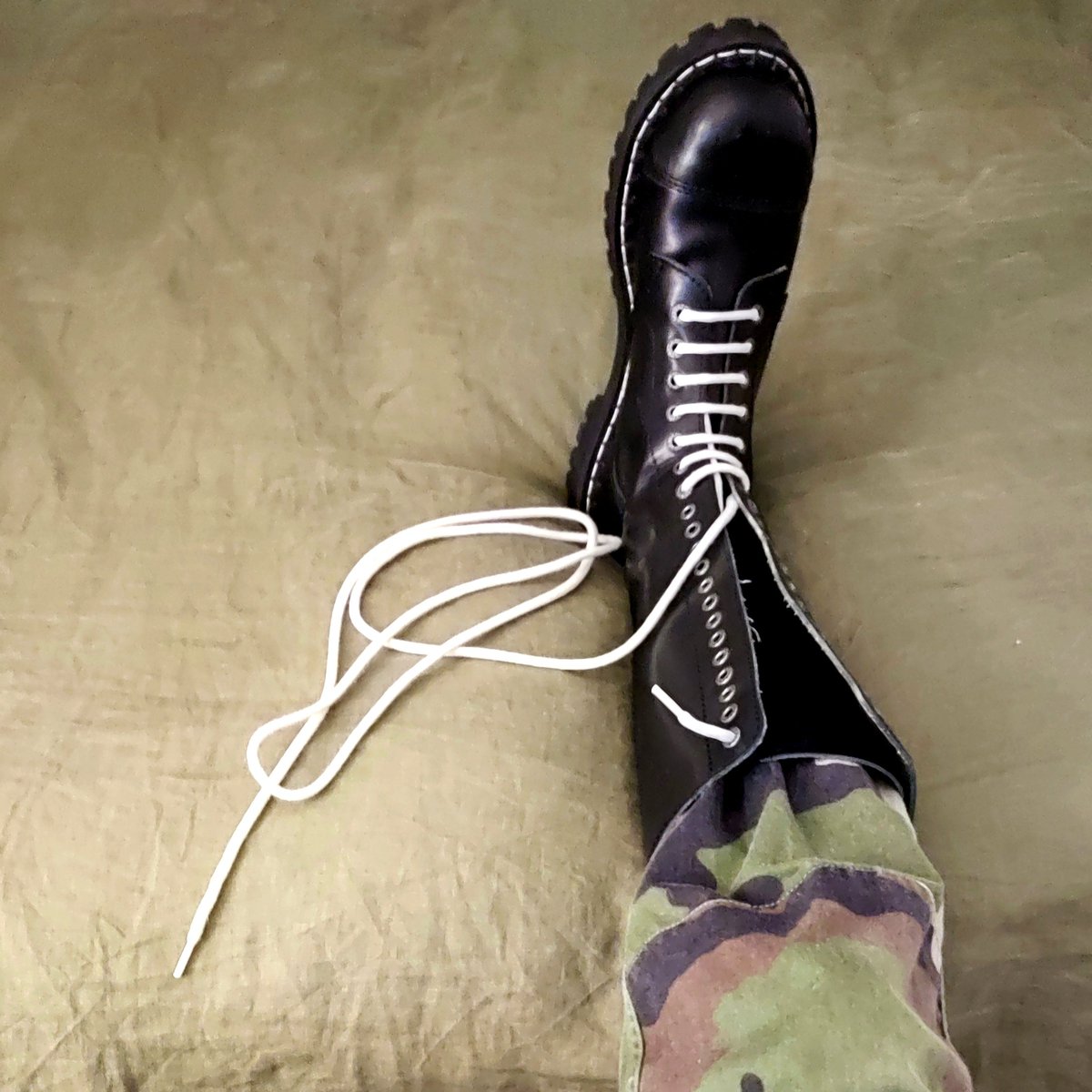 French_skin_bro's tweet photo. Come lace my shoes boy - Viens lacer mes pompes, mon garΓ§on - Komm, schnΓΌr mir die Schuhe, Junge ππ»
#skinhead #skin #skingear #skinbro #bruder #feet https://t.co/khrKnFO4BT