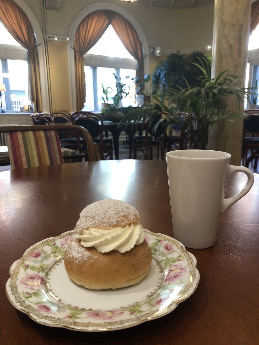 Today is the day of the “Semla”, a special Swedish delicacy! (I probably had some 10 of them while in Sweden last week) sweden.se/culture/food/t…