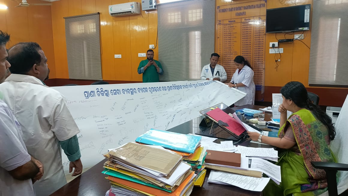SecularBuffalo's tweet photo. Farmer's signature campaign by OVSA ,Subarnapur #VetsOnProtest
The association submitted it to @DM_Subarnapur @AnyaDas_IAS ma'am https://t.co/Cd5x2f2t54