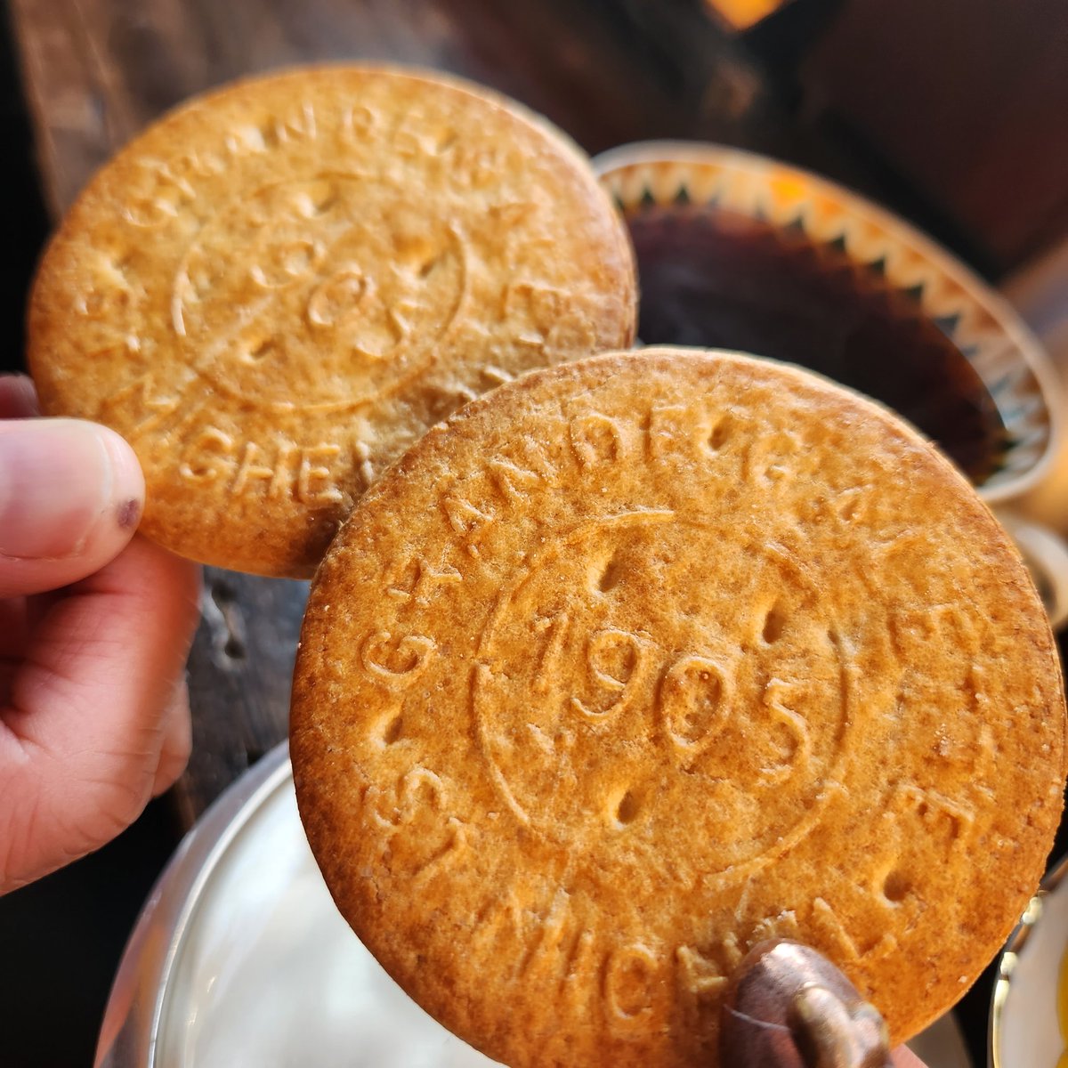 KumichanMos's tweet image. お気に入りの窓際席で
今日も美味しい☕飲めた🥰

ビスケット🍪って
いくつになっても好きよな😋

マスター🤣
閉めるんか
閉めへんのか
どっちなんだいっ🤣(笑)
#ESCS