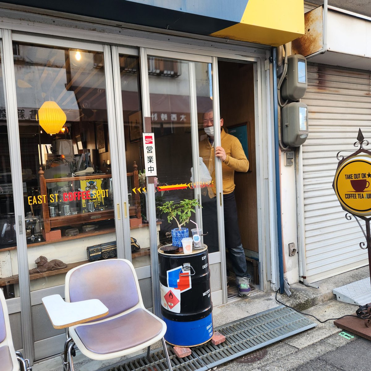 KumichanMos's tweet image. お気に入りの窓際席で
今日も美味しい☕飲めた🥰

ビスケット🍪って
いくつになっても好きよな😋

マスター🤣
閉めるんか
閉めへんのか
どっちなんだいっ🤣(笑)
#ESCS