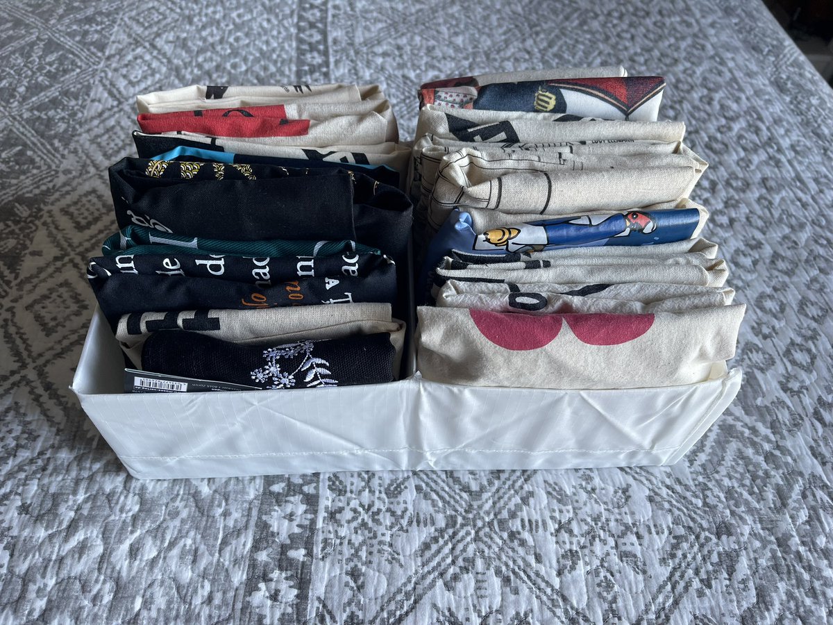 julenhc1's tweet photo. Necesidad desbloqueada, ya tengo ordenadas mis bolsas de tela. @edcontrasena ¿no os animáis a sacar alguna bolsa con esas maravillosas ilustraciones de la cubierta de vuestros libros? https://t.co/3idmseCjVl