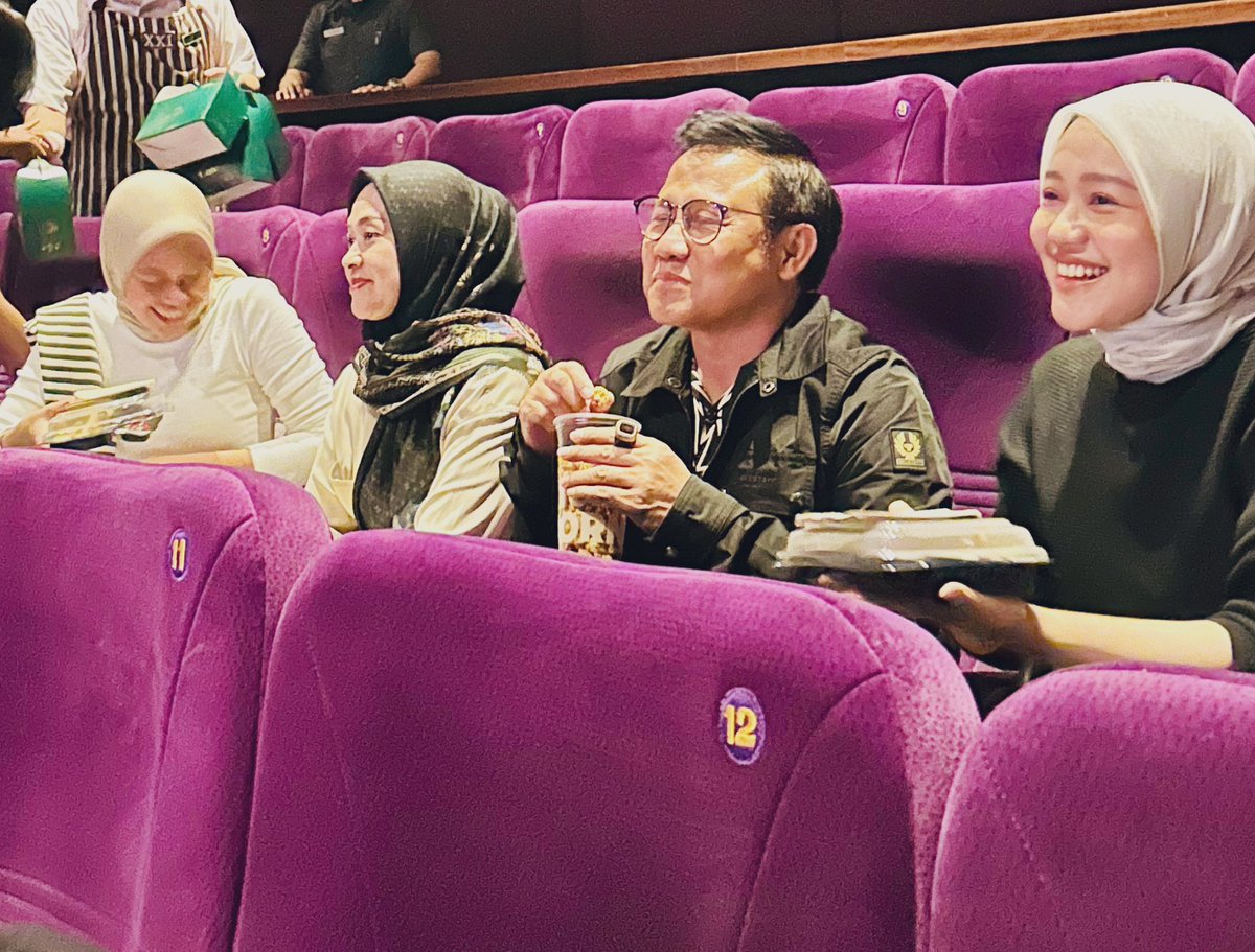 Kemarin nonton Dirty Vote, hari ini nonton Film Agak Laen bareng keluarga (dan temen-temennya anakku). Filmnya bagus banget. Ada lucu, haru. Seru! @muhadklyacho <a href="/ernestprakasa/">Pria Perkasa</a>

Tapi tetep jangan lupa nonton Dirty Vote
😎