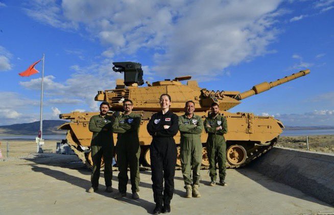 TurkceHaber_'s tweet photo. #ASELSAN'ın ilk kadın tank personeli Büşra Doğru,
ASELSAN tarafından modernize edilen #M60T tanklarının ilk atışını gerçekleştirdi. https://t.co/Q2vMpo7td8