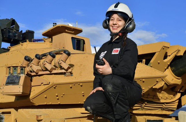 TurkceHaber_'s tweet photo. #ASELSAN'ın ilk kadın tank personeli Büşra Doğru,
ASELSAN tarafından modernize edilen #M60T tanklarının ilk atışını gerçekleştirdi. https://t.co/Q2vMpo7td8