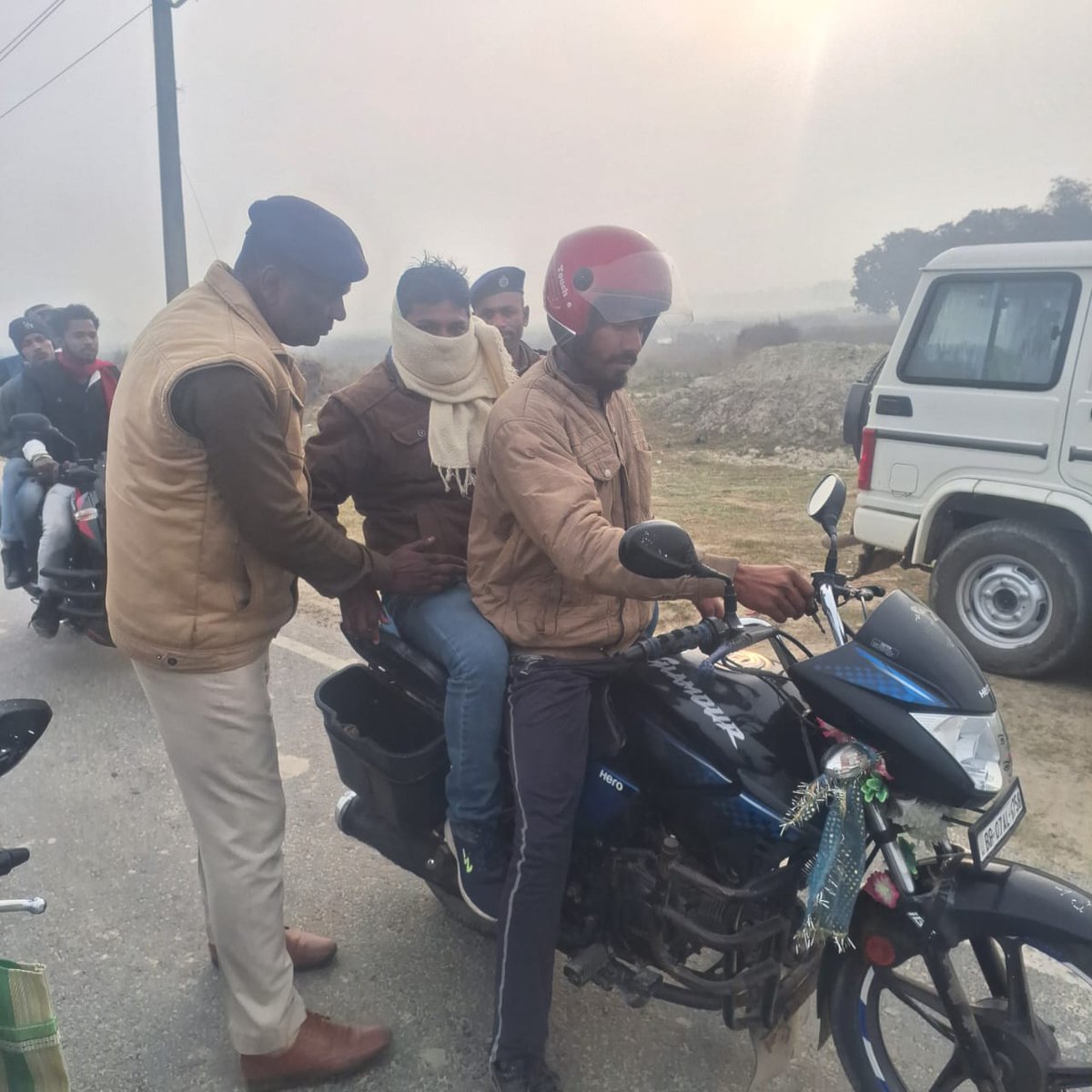 DarbhangaPolice's tweet photo. अपराध एवं अपराधियों पर अंकुश लगाए रखने हेतु #दरभंगा_पुलिस द्वारा निरंतर सघन वाहन जांच की जा रही है...
.
.
वाहन जांच में पुलिस का सहयोग करें, अपराध की रोकथाम में सहभागी बने।  #HainTaiyaarHum  #BiharPolice  #vehicalchecking #crimecontrol https://t.co/yiVCuMmVyd
