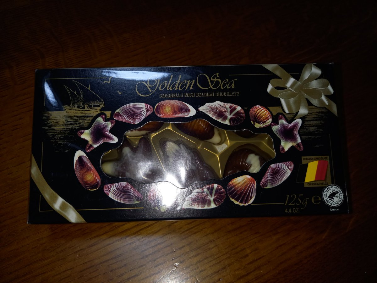 Cwasted431's tweet photo. チョコもらった。「ギリですよ(笑)」って言われて、当たり前だろって流したんだけど…今日って13日だよ(笑)。ボクの認識ではバレンタインは14日なんだが…？

わざとずらしたのか、天然なのか知らないけど、まあ嬉しいっちゃ嬉しいね。

ありがとう。 https://t.co/YWoVkitqJu