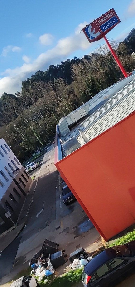 Los vecinos tenemos que depositar la basura en los contenedores de la carretera, lejos de los edificios para no perturbar la convivencia y mientras en <a href="/EROSKI/">EROSKI</a> nos la plantan en la ventana llenando todo de ratas <a href="/ConcCulleredo/">Concello Culleredo</a>