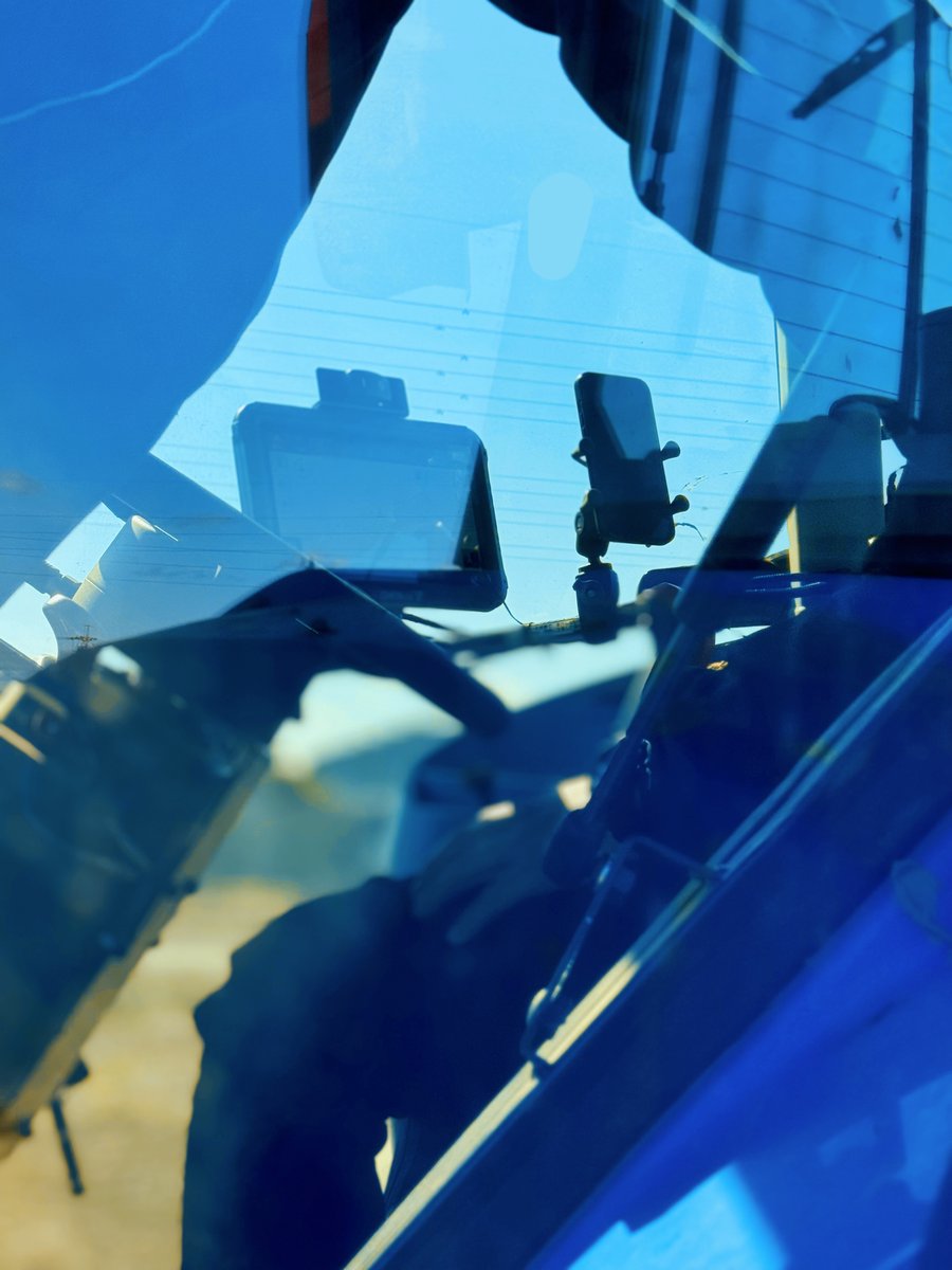 plot_touring's tweet image. 農業関係の取材で人生で初めてトラクターに乗せて貰いました！スマホをキャビン内に付けるのにラムマウントを使っていただいてます🚜
童心を取り戻したAndoでした。

#ラムマウント #RAMMOUNTS #スマート農業