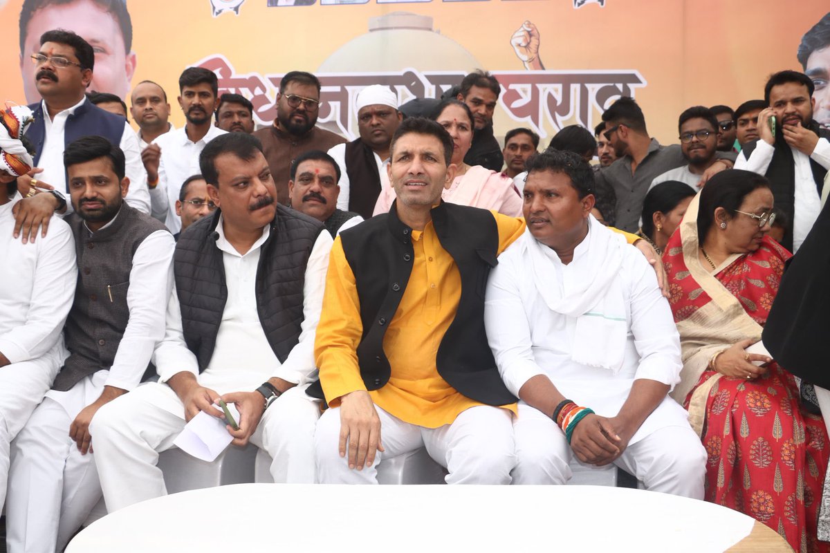 आज भोपाल में प्रदेश युवा कांग्रेस द्वारा रोज़गार की माँग को लेकर आयोजित विधानसभा में घेराव में सम्मिलित हुआ।

इस दौरान विधानसभा के नेता प्रतिपक्ष उमंग सिंघार जी, युवा कांग्रेस के राष्ट्रीय अध्यक्ष श्रीनिवास बी.वी जी, पूर्व मंत्री कमलेश्वर पटेल जी, उप नेता प्रतिपक्ष हेमंत कटारे