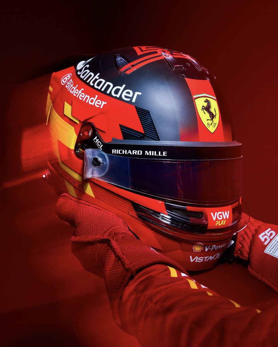 Carlossainz55's tweet photo. NEW SEASON, NEW HELMET 
Rethinking the pattern!
Sticking to my colors!
⚫️🔴🟡🔴⚫️
-
@ScuderiaFerrari 
#Carlossainz https://t.co/y5WUbg6SGt