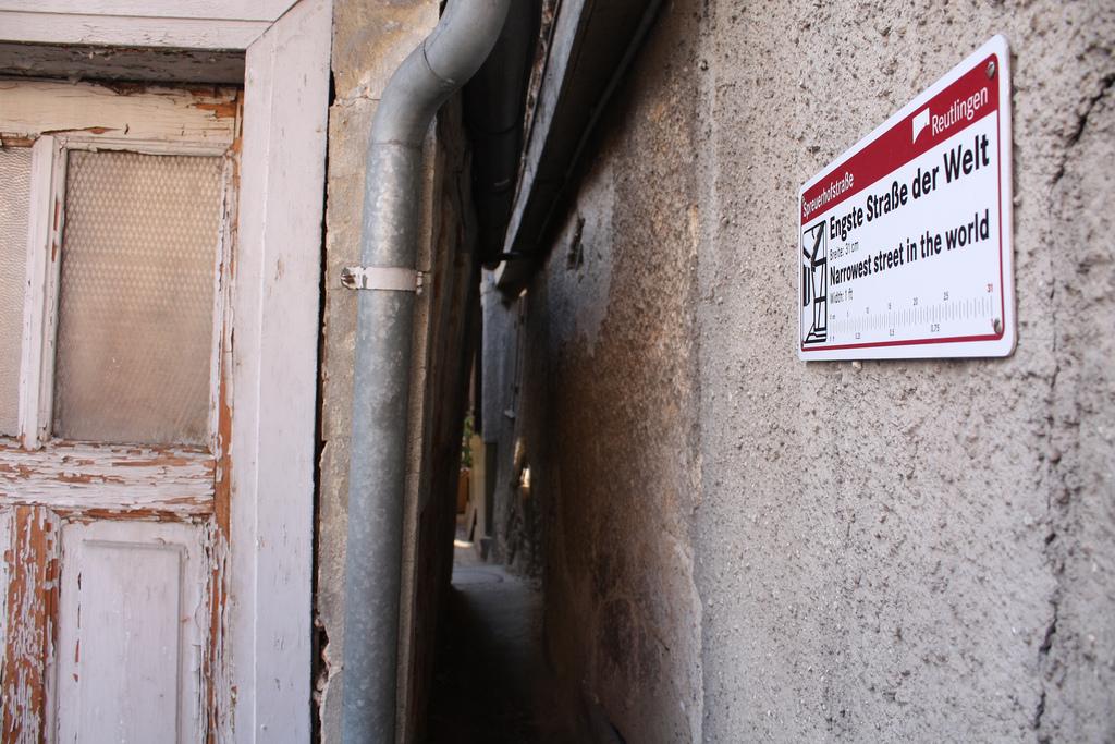 De Spreuerhofstrasse in Reutlingen in Duitsland is op zijn smalste punt slechts 31 centimeter breed en op zijn breedste punt 50 centimeter. Hiermee is het officieel de smalste straat ter wereld.