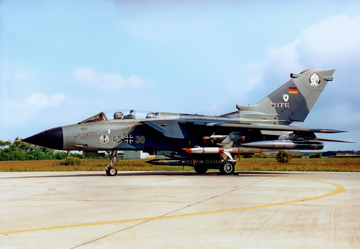 ScharnHelwin's tweet photo. Alles dran: Sidewinder, HARM, Kormoran, Düppelwerfer und ein "No.1 in NATO" badge. (Eggebek, Juni 2000). Sorry für low quality, ist ein Scan vom Papierbild. #TornadoTuesday, #MFG2, #Marineflieger @CdrDeuNavalAir https://t.co/kVZrafVZsi