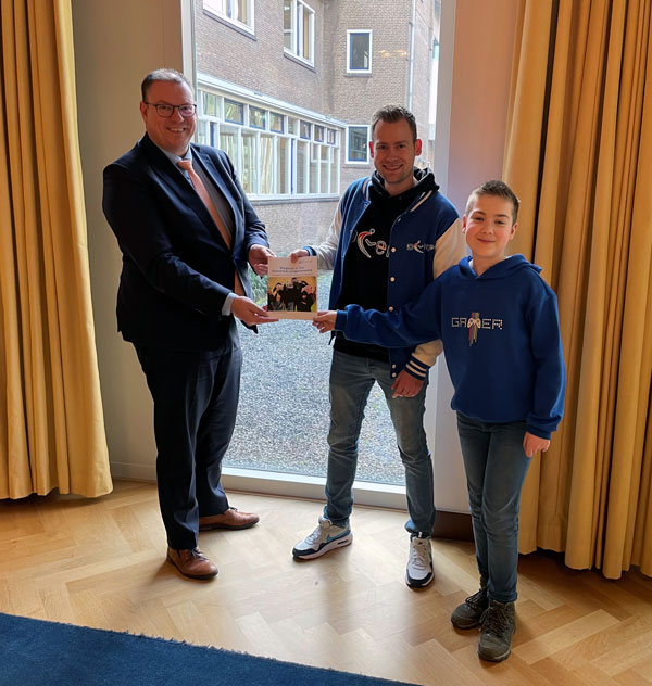 Jongerenwerker Michel Weening (Diverz) heeft onderzocht hoe financieel jongerenwerk helpt bij het voorkomen van financiële problemen onder jongeren. Hij overhandigde zijn boek: 'Wegwijs in het financieel jongerenwerk' aan wethouder Jansen. Lees verder op: bit.ly/3UzZD2d