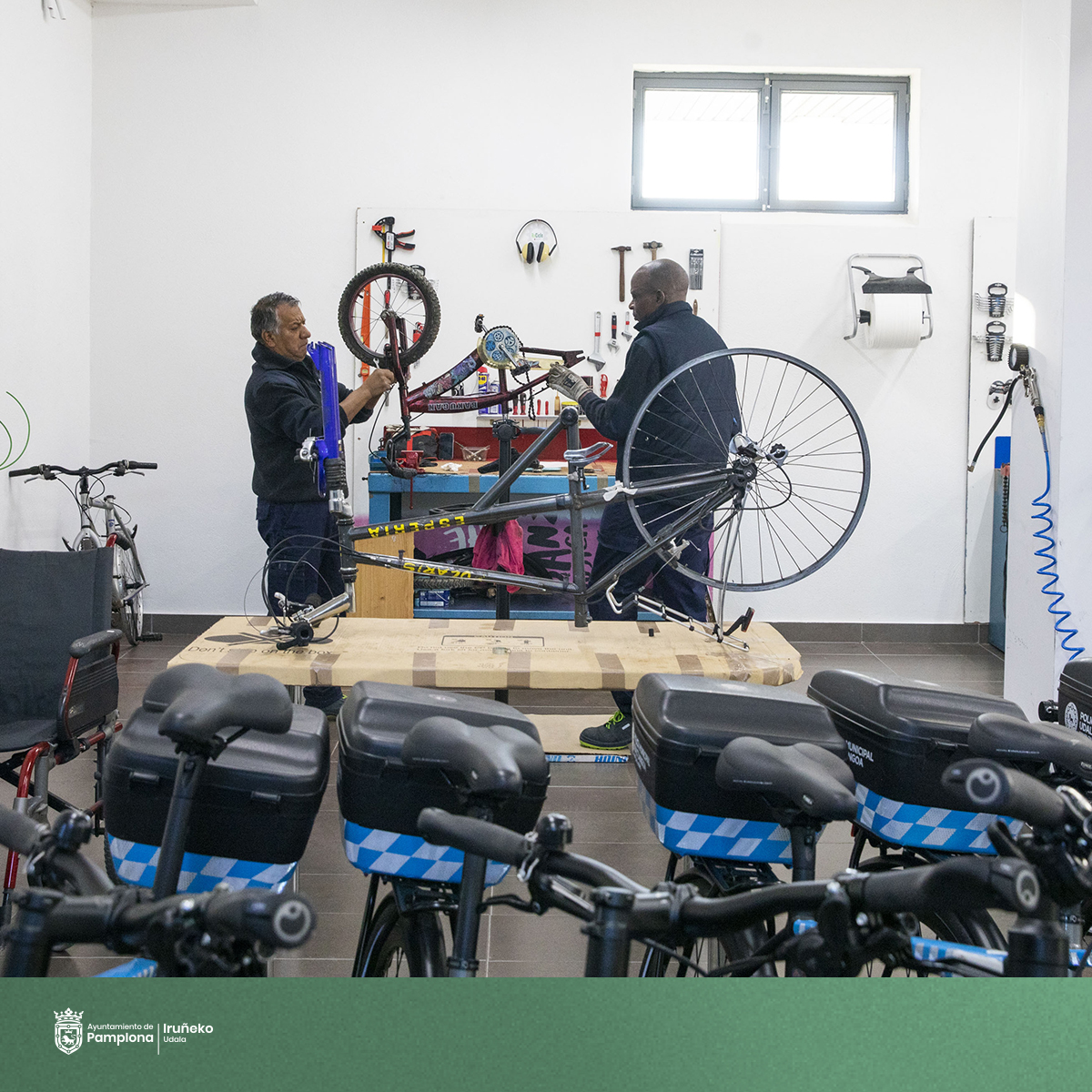 Pamplona_ayto's tweet photo. ♻️ El proyecto ‘Reciclo’ arregla 10 bicicletas para la futura unidad de @PamplonaIrunaPM
🚲 El objetivo de este taller es formar a personas con baja empleabilidad para reparar bicicletas y destinarlas a personas vulnerables
🔎 +INFO: https://t.co/D34iXWfD5v https://t.co/K1doAXhYLI