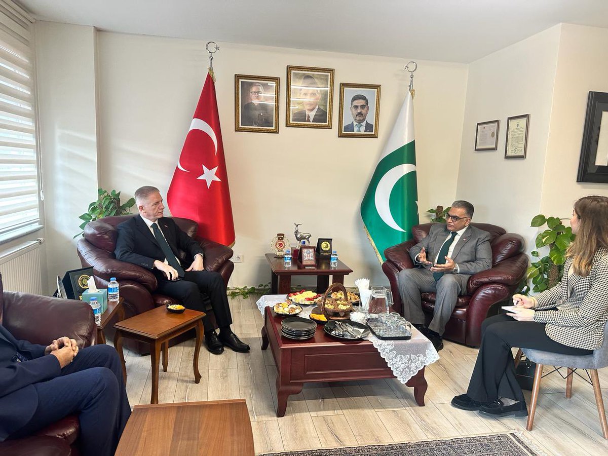 Honored to host Hon. Governor @gul_davut at @PakinIstanbul_ , discussing economic, diplomatic & community cooperation. Grateful for the unwavering support from the Governor's Office in strengthening 🇵🇰🇹🇷 ties. The Hon. Governor assures continued support to the Consulate. 🇵🇰🤝🇹🇷