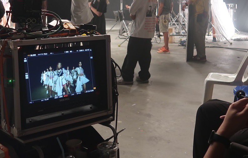 ThaiBunterng's tweet photo. ตาลุก! เปิดภาพ #BNK48
จากกองถ่าย MV เพลงใหม่ร่วมงานโปรดิวซ์ JYP #PIMCGM48 #PaeyahBNK48 ออร่าพุ่ง จะทำได้ ทำถึง แค่ไหน? รอชมผลงาน 16 สาวไอดอล คะแนนโหวตสูงสุดจากงาน GE  #ไทยบันเทิง #ThaiPBS https://t.co/DNZCoMuRXF