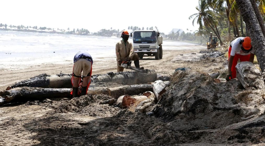 AJEnglish's tweet photo. Mystery shipwreck causes disastrous oil spill off Trinidad and Tobago.

— in pictures https://t.co/yItsZK9gYN https://t.co/ambqzc2lh9