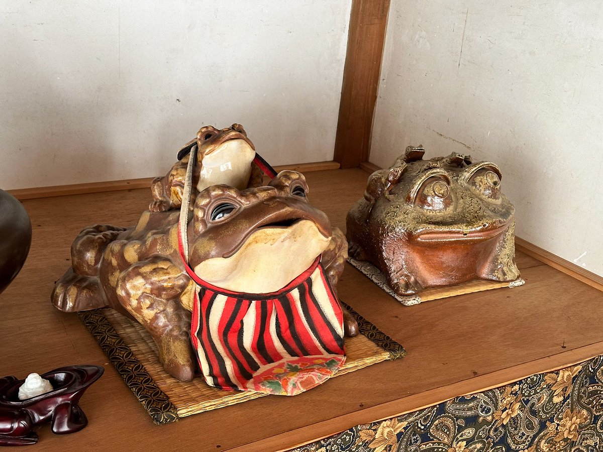 ferdalangurinn's tweet image. пришла в деревенский буддийский храм, известный прудом с жабами, где поэт Кобаяси Исса написал своё хокку про бой лягушек. монахи как услышали, что я тут за этим, так отвели вглубь посмотреть на коллекцию статуй лягушек, надарили подарков, написали от руки кистью то самое хокку!