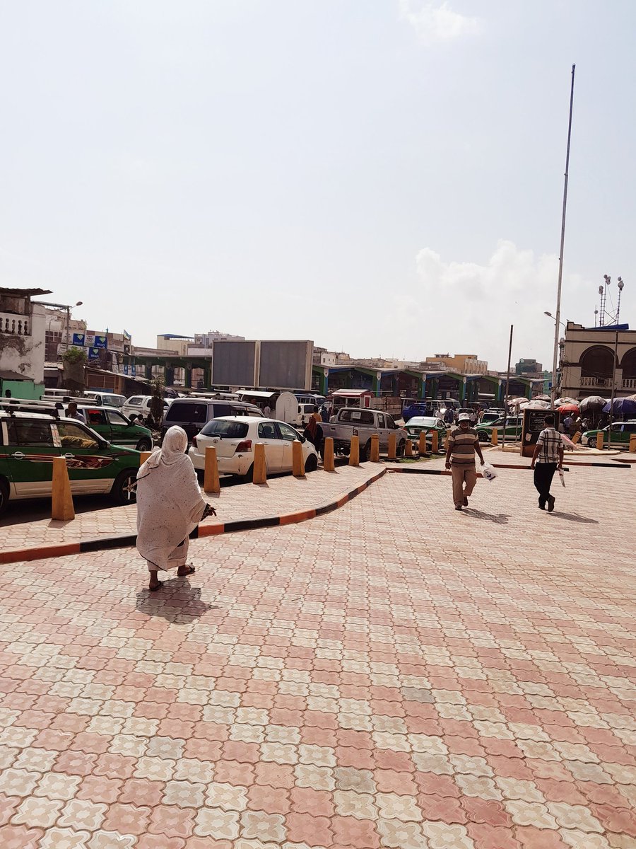 MalcolmHoussein's tweet photo. Le seul endroit où une personne peut passer de l'arabe ,  au somali , à l'afar , à l'oromo et parfois même à l'amharique ! Place Rimbaud , le cœur qui bat de Djibouti. Une ville cosmopolite. https://t.co/kwhJNzgSuK