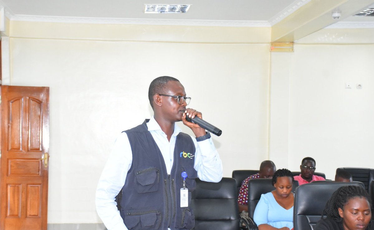 RuhangoDistrict's tweet photo. Umuyobozi w'Akarere Wungirije @MukangenziA  ayoboye inama itegura igikorwa cyo gutera umuti mu mazu wica imibu ikwirakwiza udukoko dutera Malaria kizwi nka IRS(Indoor Residual Spraying).  Yitabiriwe n'inzego zose zizagira uruhare muri iki gikorwa. @RBCRwanda, @RwandaLocalGov. https://t.co/uJhvi0UMHM