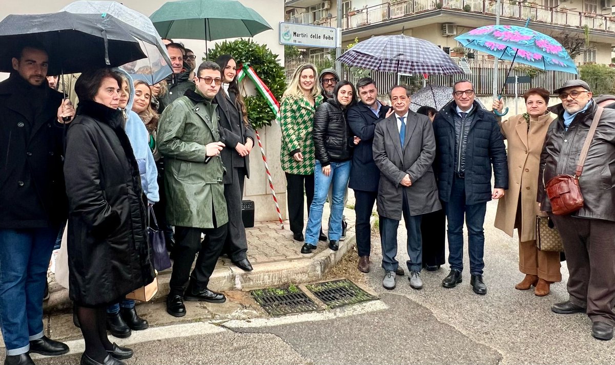 fdi_GS's tweet photo. IL GIORNO DEL RICORDO

Una settimana fa a Caserta c’eravamo anche noi alla deposizione della corona di alloro in ricordo dei Martiri delle Foibe e dell’esodo Giuliano - Dalmata

Foibe: ricordare per comprendere, comprendere per costruire https://t.co/eVFa7ZwFZB