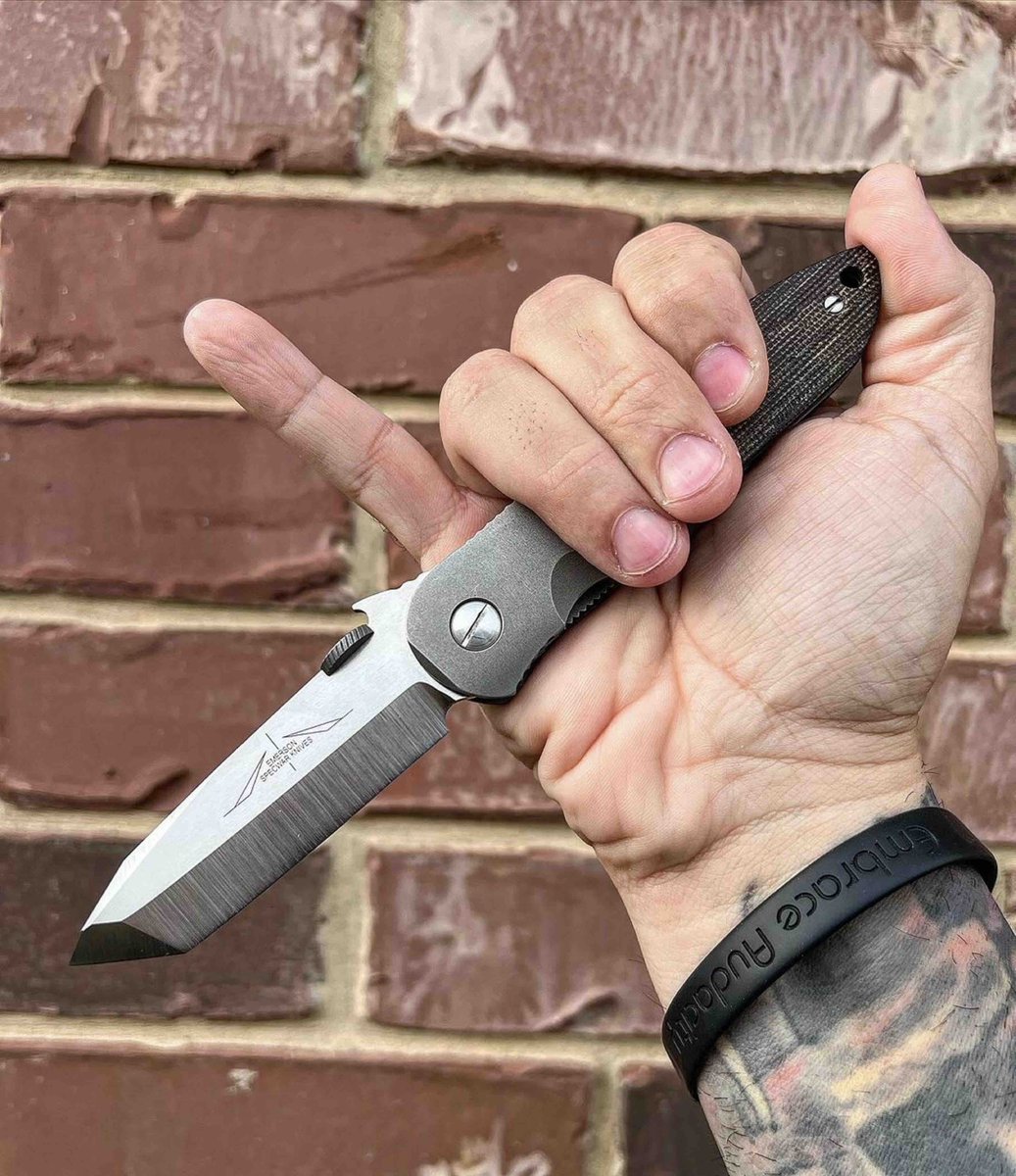 Emerson_knives's tweet photo. #Repost @kal0pr
・・・
#pinkiesup #emersonknives #emersonknivesinc #bowie #grinds #grindz #ekog #knifephotography #knifeporn #ekieca #emersoncollectorsassociation https://t.co/ctH1VkXV6D