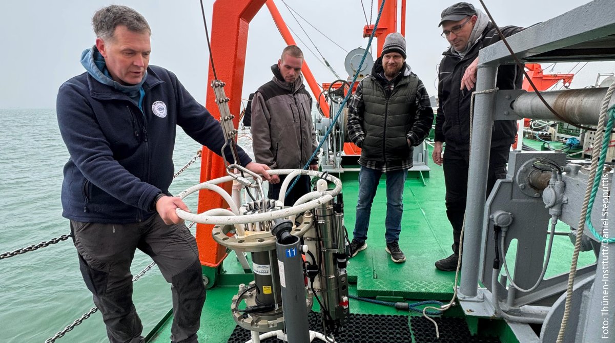 Thuenen_aktuell's tweet image. Fangen, messen, wiegen: An Bord der #Solea lernen Fischer derzeit, wie sie Proben aus der westl. #Ostsee so entnehmen, dass sie u.a. für die #Fischerei|forschung genutzt werden können. Gemeinsam mit Partnern bildet das @thuenen_aktuell die künftigen #SeaRanger noch bis Juni aus.