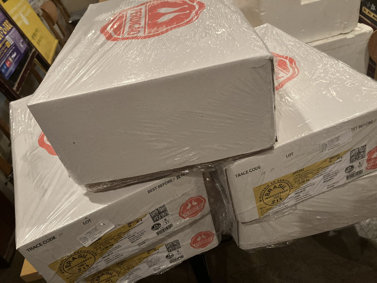 ポークチャップと厚切りベーコンとウインナーが一つで楽しめるコスパ最強のデラックス‼️
星空スタンドバージョンの唐揚げ🍗
さつまいも豚の大麦ポークのポークチャップ🐽
全部ワンコインの500円です‼️
缶ビール350円、缶チューハイ300円‼️