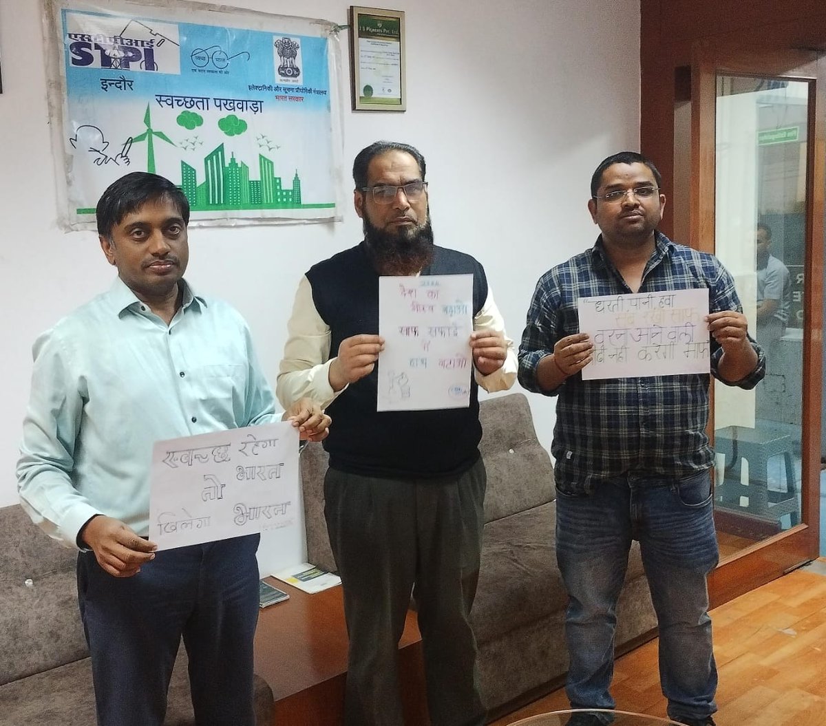 As part of #SwachhtaPakhwada 2024 #STPI #Indore officials participated in slogan writing competition. #SwachhBharatMission #SwachhBharat #SwachhataHiSeva @STPIINDIA @STPINoida @purnmoon @DeveshTyagi @arvindtw @varma_ravii